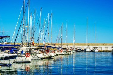 Torredembarra, İspanya - lüks yatların ve motorlu tekneler, turistik sahil kasaba Torredembarra içinde 10 Eylül 2017 A güzel marina