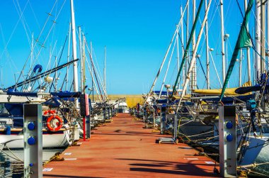 Torredembarra, İspanya - lüks yatların ve motorlu tekneler, turistik sahil kasaba Torredembarra içinde 10 Eylül 2017 A güzel marina