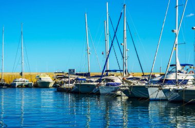 Torredembarra, İspanya - lüks yatların ve motorlu tekneler, turistik sahil kasaba Torredembarra içinde 10 Eylül 2017 A güzel marina