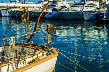 Torredembarra, İspanya - lüks yatların ve motorlu tekneler, turistik sahil kasaba Torredembarra içinde 10 Eylül 2017 A güzel marina