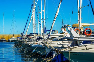 Torredembarra, İspanya - lüks yatların ve motorlu tekneler, turistik sahil kasaba Torredembarra içinde 10 Eylül 2017 A güzel marina