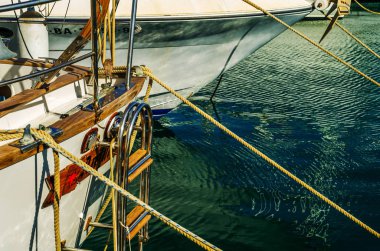 Torredembarra, İspanya - lüks yatların ve motorlu tekneler, turistik sahil kasaba Torredembarra içinde 10 Eylül 2017 A güzel marina