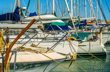 Torredembarra, İspanya - lüks yatların ve motorlu tekneler, turistik sahil kasaba Torredembarra içinde 10 Eylül 2017 A güzel marina