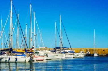 Torredembarra, İspanya - lüks yatların ve motorlu tekneler, turistik sahil kasaba Torredembarra içinde 10 Eylül 2017 A güzel marina