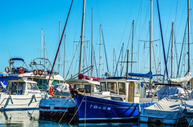 Torredembarra, İspanya - lüks yatların ve motorlu tekneler, turistik sahil kasaba Torredembarra içinde 10 Eylül 2017 A güzel marina