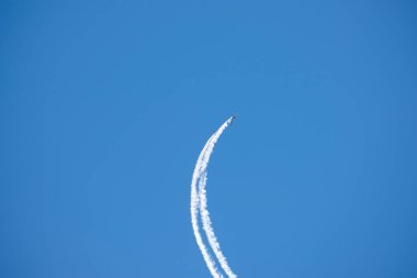 Torre Del Mar, İspanya - 29 Temmuz 2018 uçakları uçan plaj bir sahil kasabasında, Andalusia içinde airshow akrobasi üzerinden