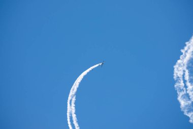 Torre Del Mar, İspanya - 29 Temmuz 2018 uçakları uçan plaj bir sahil kasabasında, Andalusia içinde airshow akrobasi üzerinden