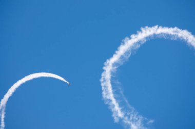 Torre Del Mar, İspanya - 29 Temmuz 2018 uçakları uçan plaj bir sahil kasabasında, Andalusia içinde airshow akrobasi üzerinden