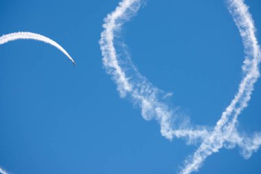 Torre Del Mar, İspanya - 29 Temmuz 2018 uçakları uçan plaj bir sahil kasabasında, Andalusia içinde airshow akrobasi üzerinden