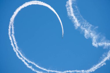 Torre Del Mar, İspanya - 29 Temmuz 2018 uçakları uçan plaj bir sahil kasabasında, Andalusia içinde airshow akrobasi üzerinden