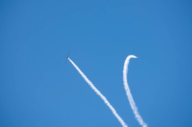 Torre Del Mar, İspanya - 29 Temmuz 2018 uçakları uçan plaj bir sahil kasabasında, Andalusia içinde airshow akrobasi üzerinden