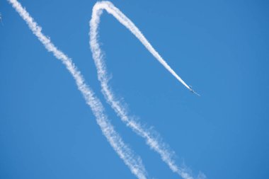 Torre Del Mar, İspanya - 29 Temmuz 2018 uçakları uçan plaj bir sahil kasabasında, Andalusia içinde airshow akrobasi üzerinden