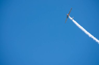 Torre Del Mar, İspanya - 29 Temmuz 2018 uçakları uçan plaj bir sahil kasabasında, Andalusia içinde airshow akrobasi üzerinden