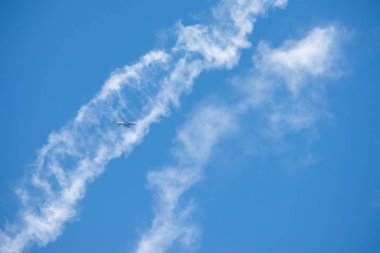 Torre Del Mar, İspanya - 29 Temmuz 2018 uçakları uçan plaj bir sahil kasabasında, Andalusia içinde airshow akrobasi üzerinden