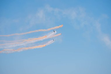 Torre Del Mar, İspanya - 29 Temmuz 2018 uçakları uçan plaj bir sahil kasabasında, Andalusia içinde airshow akrobasi üzerinden