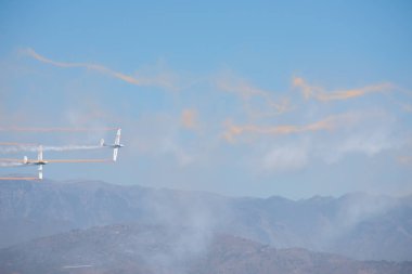 Torre Del Mar, İspanya - 29 Temmuz 2018 uçakları uçan plaj bir sahil kasabasında, Andalusia içinde airshow akrobasi üzerinden
