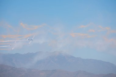 Torre Del Mar, İspanya - 29 Temmuz 2018 uçakları uçan plaj bir sahil kasabasında, Andalusia içinde airshow akrobasi üzerinden
