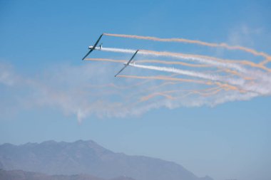 Torre Del Mar, İspanya - 29 Temmuz 2018 uçakları uçan plaj bir sahil kasabasında, Andalusia içinde airshow akrobasi üzerinden