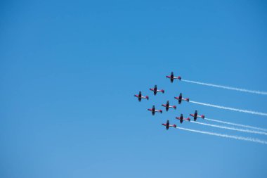 Torre Del Mar, İspanya - 29 Temmuz 2018 uçakları uçan plaj bir sahil kasabasında, Andalusia içinde airshow akrobasi üzerinden