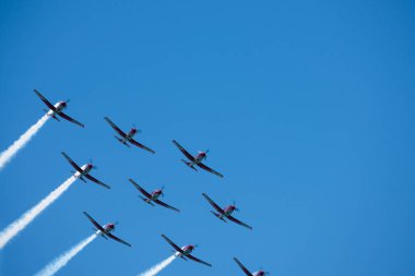 Torre Del Mar, İspanya - 29 Temmuz 2018 uçakları uçan plaj bir sahil kasabasında, Andalusia içinde airshow akrobasi üzerinden