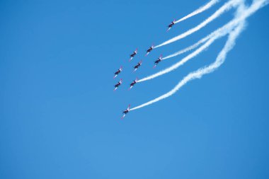 Torre Del Mar, İspanya - 29 Temmuz 2018 uçakları uçan plaj bir sahil kasabasında, Andalusia içinde airshow akrobasi üzerinden