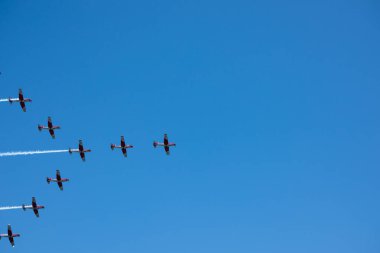 Torre Del Mar, İspanya - 29 Temmuz 2018 uçakları uçan plaj bir sahil kasabasında, Andalusia içinde airshow akrobasi üzerinden