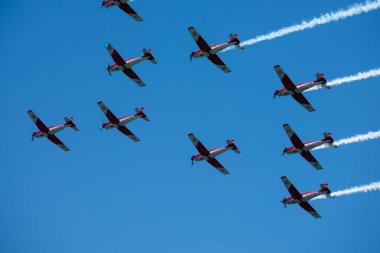 Torre Del Mar, İspanya - 29 Temmuz 2018 uçakları uçan plaj bir sahil kasabasında, Andalusia içinde airshow akrobasi üzerinden