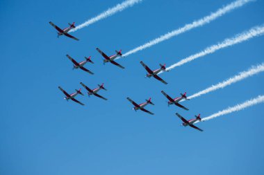 Torre Del Mar, İspanya - 29 Temmuz 2018 uçakları uçan plaj bir sahil kasabasında, Andalusia içinde airshow akrobasi üzerinden