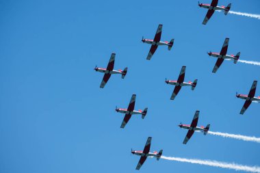Torre Del Mar, İspanya - 29 Temmuz 2018 uçakları uçan plaj bir sahil kasabasında, Andalusia içinde airshow akrobasi üzerinden