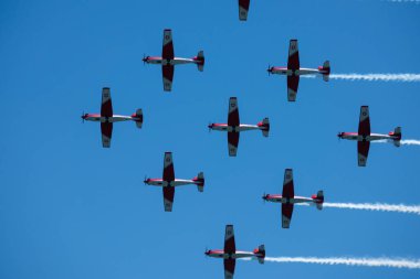 Torre Del Mar, İspanya - 29 Temmuz 2018 uçakları uçan plaj bir sahil kasabasında, Andalusia içinde airshow akrobasi üzerinden