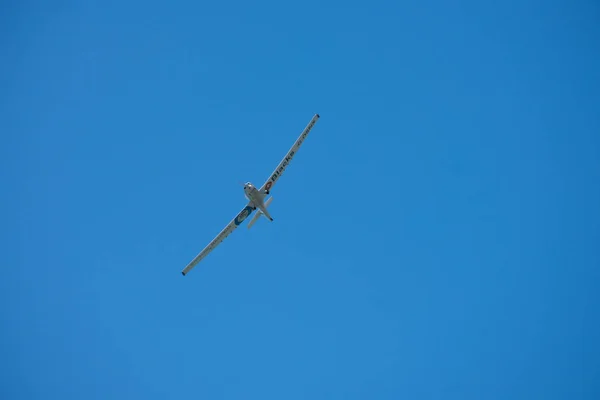 マールに スペインの海辺の町のビーチ アンダルシアのアクロバット飛行の航空ショーで飛行機 2018 — ストック写真