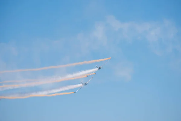 マールに スペインの海辺の町のビーチ アンダルシアのアクロバット飛行の航空ショーで飛行機 2018 — ストック写真