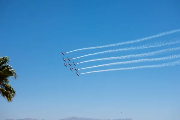 マールに スペインの海辺の町のビーチ アンダルシアのアクロバット飛行の航空ショーで飛行機 2018 — ストック写真