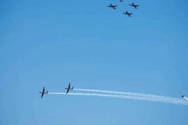 マールに スペインの海辺の町のビーチ アンダルシアのアクロバット飛行の航空ショーで飛行機 2018 — ストック写真