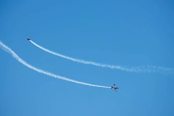 マールに スペインの海辺の町のビーチ アンダルシアのアクロバット飛行の航空ショーで飛行機 2018 — ストック写真