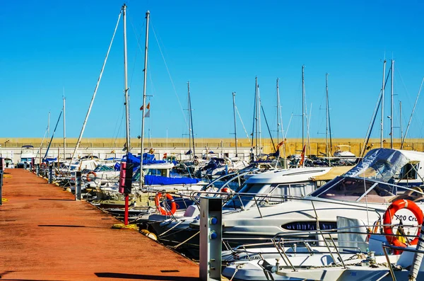 Torredembarra, İspanya - lüks yatların ve motorlu tekneler, turistik sahil kasaba Torredembarra içinde 10 Eylül 2017 A güzel marina