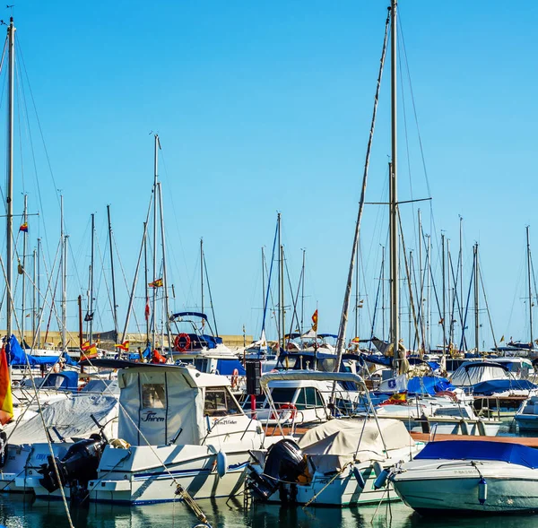 Torredembarra, İspanya - lüks yatların ve motorlu tekneler, turistik sahil kasaba Torredembarra içinde 10 Eylül 2017 A güzel marina