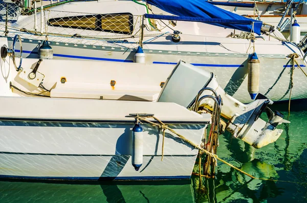 Torredembarra, İspanya - lüks yatların ve motorlu tekneler, turistik sahil kasaba Torredembarra içinde 10 Eylül 2017 A güzel marina