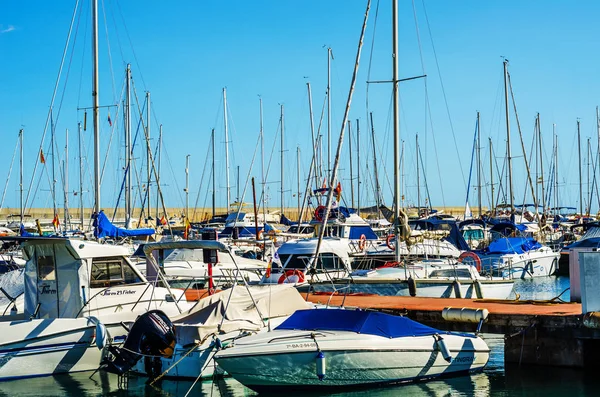 西班牙托雷德尴尬 2017年9月10日旅游海滨小镇托雷德尴尬与豪华游艇和摩托艇的美丽码头 — 图库照片