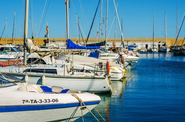 Torredembarra, İspanya - lüks yatların ve motorlu tekneler, turistik sahil kasaba Torredembarra içinde 10 Eylül 2017 A güzel marina