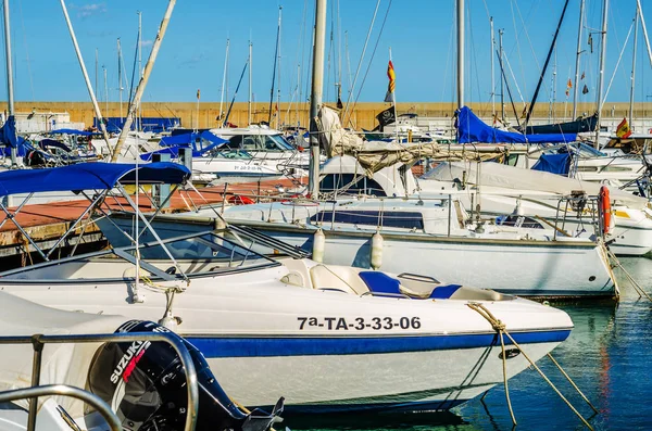 Torredembarra, İspanya - lüks yatların ve motorlu tekneler, turistik sahil kasaba Torredembarra içinde 10 Eylül 2017 A güzel marina