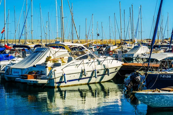 Torredembarra, İspanya - lüks yatların ve motorlu tekneler, turistik sahil kasaba Torredembarra içinde 10 Eylül 2017 A güzel marina