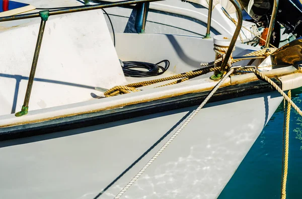 Torredembarra, İspanya - lüks yatların ve motorlu tekneler, turistik sahil kasaba Torredembarra içinde 10 Eylül 2017 A güzel marina