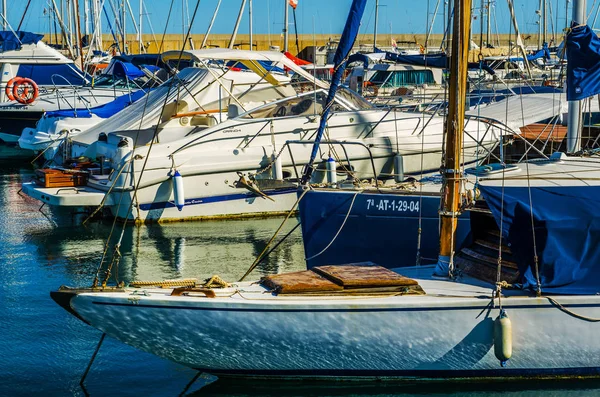 Torredembarra, İspanya - lüks yatların ve motorlu tekneler, turistik sahil kasaba Torredembarra içinde 10 Eylül 2017 A güzel marina