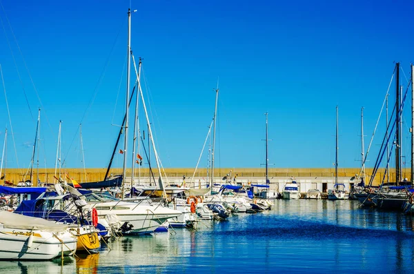 Torredembarra, İspanya - lüks yatların ve motorlu tekneler, turistik sahil kasaba Torredembarra içinde 10 Eylül 2017 A güzel marina