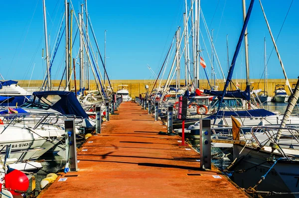 Torredembarra, İspanya - lüks yatların ve motorlu tekneler, turistik sahil kasaba Torredembarra içinde 10 Eylül 2017 A güzel marina