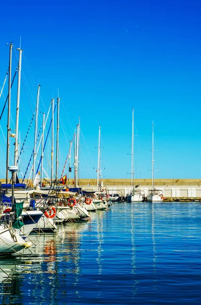 Torredembarra, İspanya - lüks yatların ve motorlu tekneler, turistik sahil kasaba Torredembarra içinde 10 Eylül 2017 A güzel marina