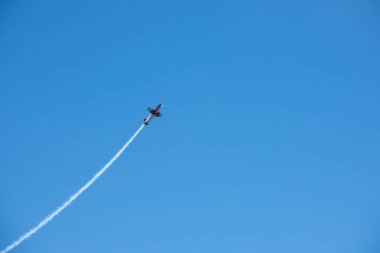 Torre Del Mar, İspanya - 29 Temmuz 2018 uçakları uçan plaj bir sahil kasabasında, Andalusia içinde airshow akrobasi üzerinden