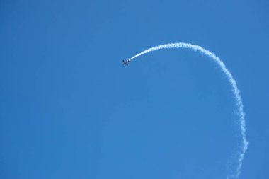 Torre Del Mar, İspanya - 29 Temmuz 2018 uçakları uçan plaj bir sahil kasabasında, Andalusia içinde airshow akrobasi üzerinden