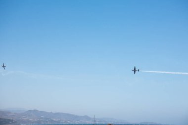 Torre Del Mar, İspanya - 29 Temmuz 2018 uçakları uçan plaj bir sahil kasabasında, Andalusia içinde airshow akrobasi üzerinden